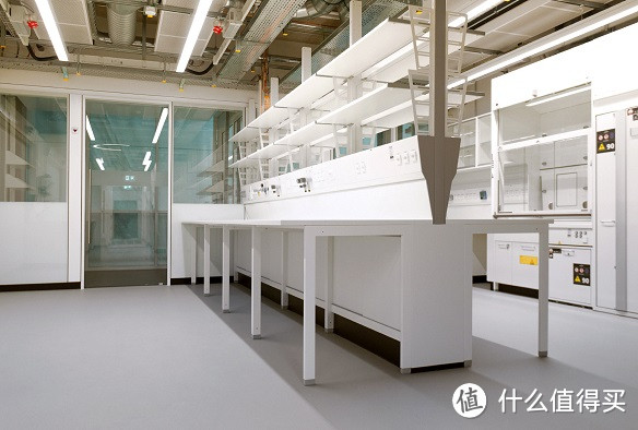 实验室地面应选择什么材料以确保安全性和耐用性？