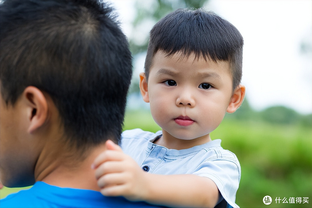 孩子出生像爸爸，往后越长越像妈妈，不是因为遗传，现实挺扎心