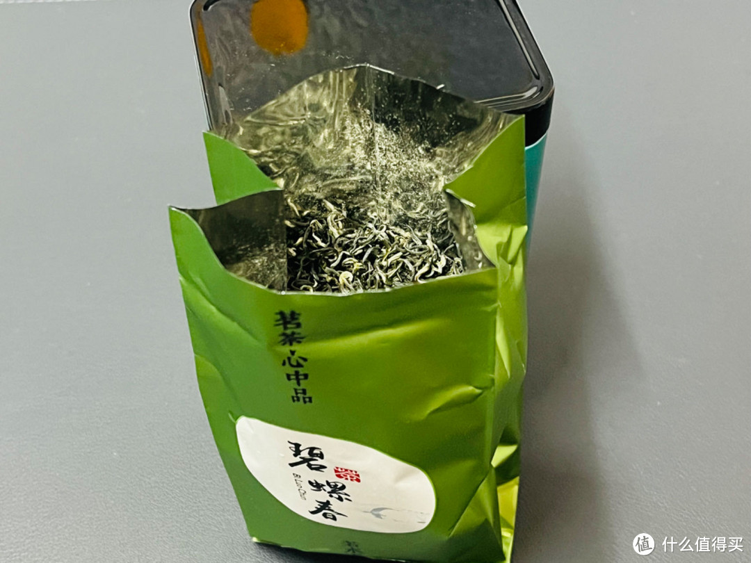 品尝碧螺春新茶，感受大自然的馈赠！绿满堂碧螺春绿茶礼盒包装精美，送礼自用两相宜！