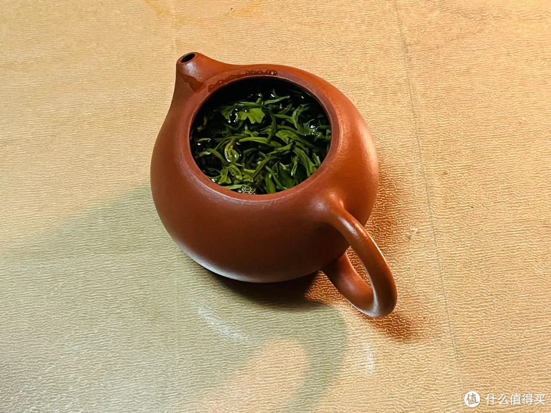 品尝碧螺春新茶，感受大自然的馈赠！绿满堂碧螺春绿茶礼盒包装精美，送礼自用两相宜！