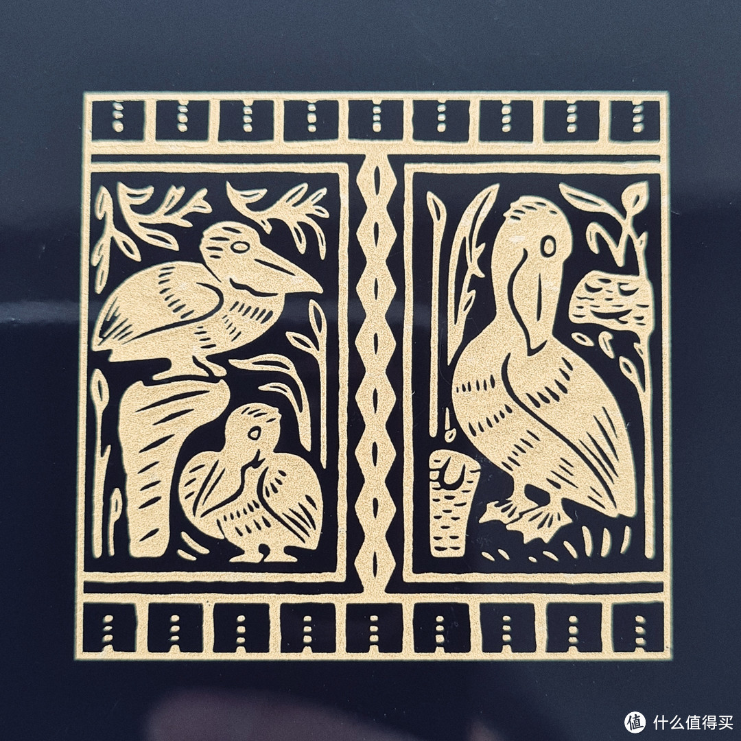 笔盒上的鹈鹕图案，与笔身上雕刻的图案一致