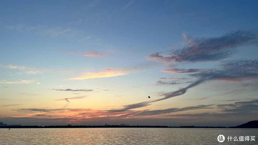 划着桨板船在湖中心欣赏美景，太惬意