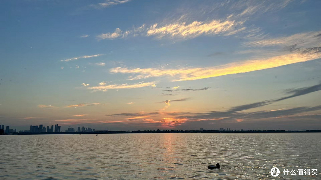 划着桨板船在湖中心欣赏美景，太惬意