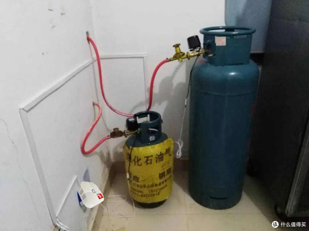 为燃气上把“安全锁”！上门为老人加装燃气报警器