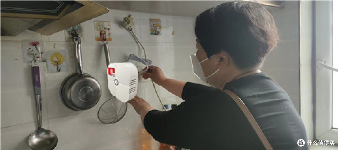 为燃气上把“安全锁”！上门为老人加装燃气报警器