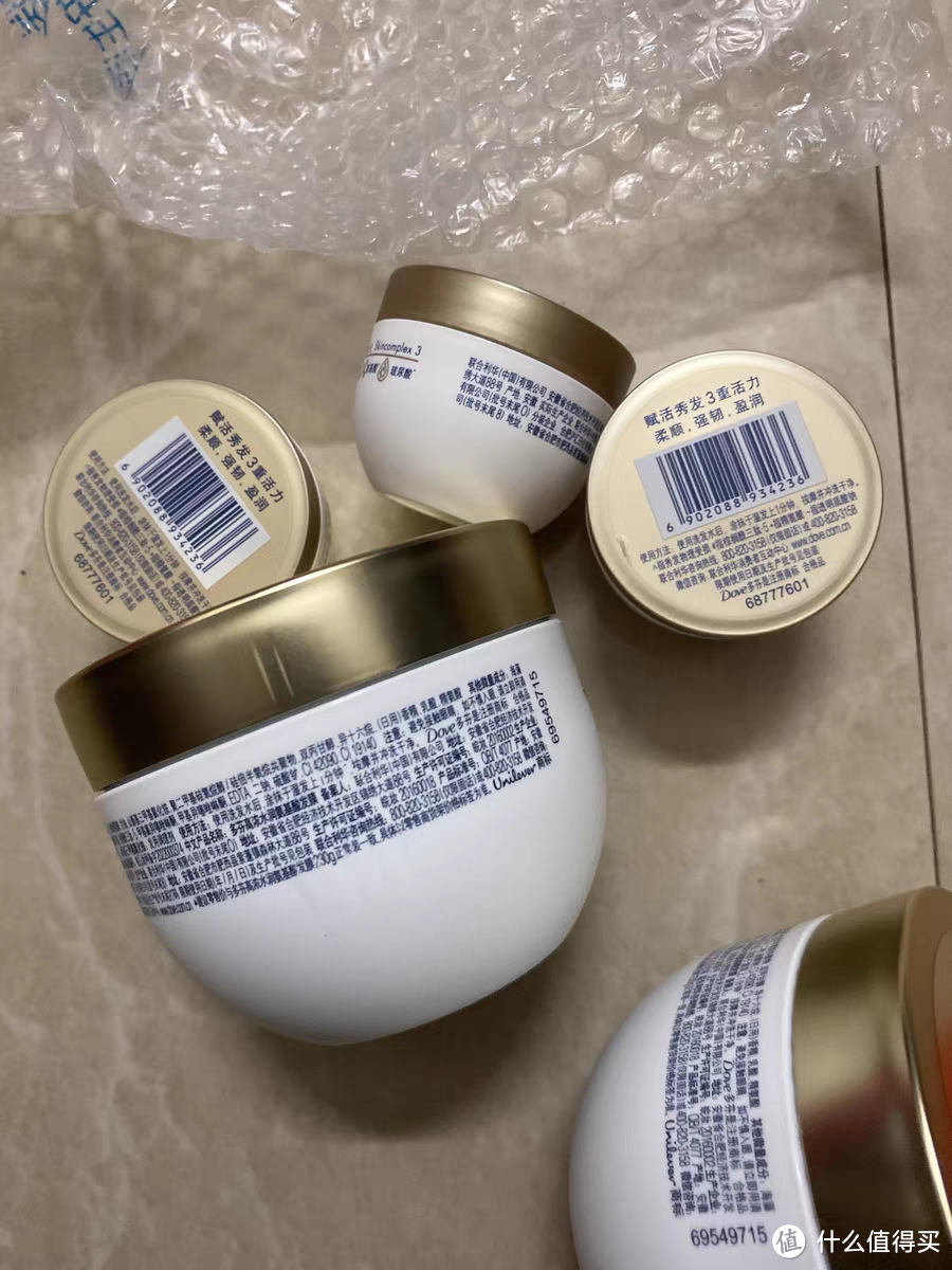 多芬小金碗仿生氨基酸发膜护发素焗油膏是一款专为受损发质设计的洗护产品。