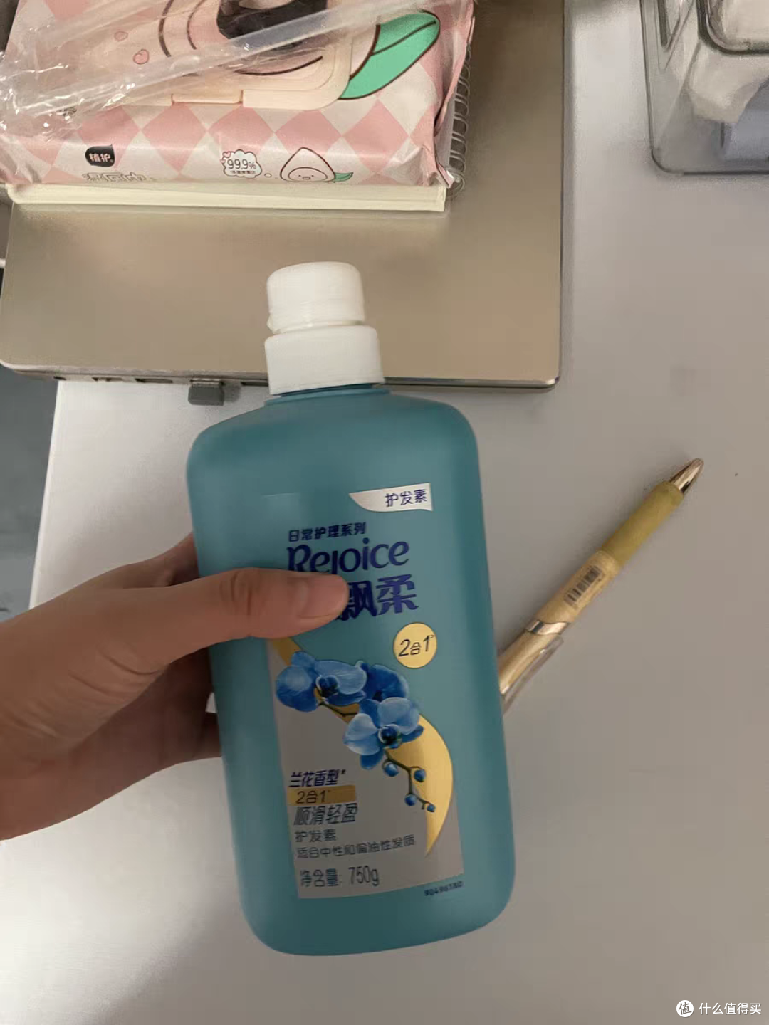 飘柔护发素的包装设计非常简洁大方，瓶身透明，可以清楚地看到产品的剩余量。