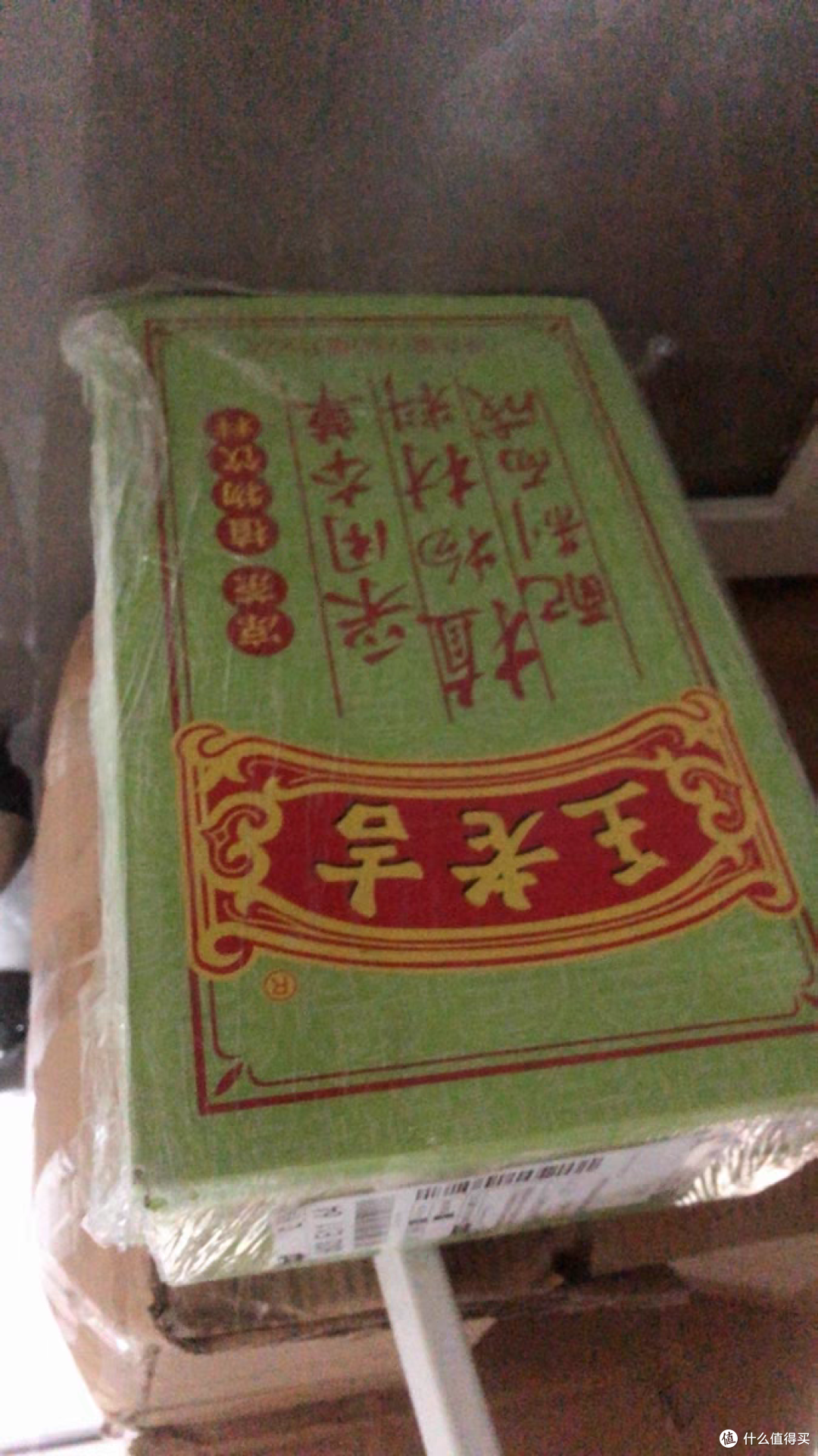 王老吉凉茶，源自清朝道光年间，已有近200年的历史。它以中草药为原料，采用传统的熬制工艺