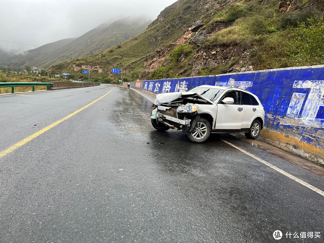 出来没多久就看到一个事故车，雨天还是慢点吧