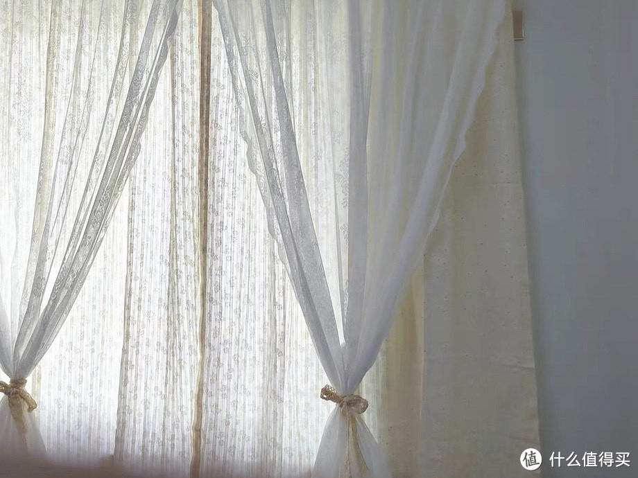 窗帘，为我们的居所增添了一丝雅致和个性