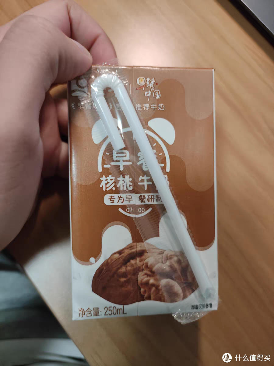 蒙牛早餐奶核桃味利乐包——新一天的美好开始