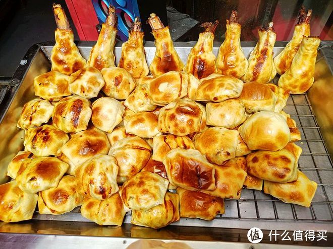 新疆这种烤包子，好多人都没见过，肉多皮酥，有吃过的吗？