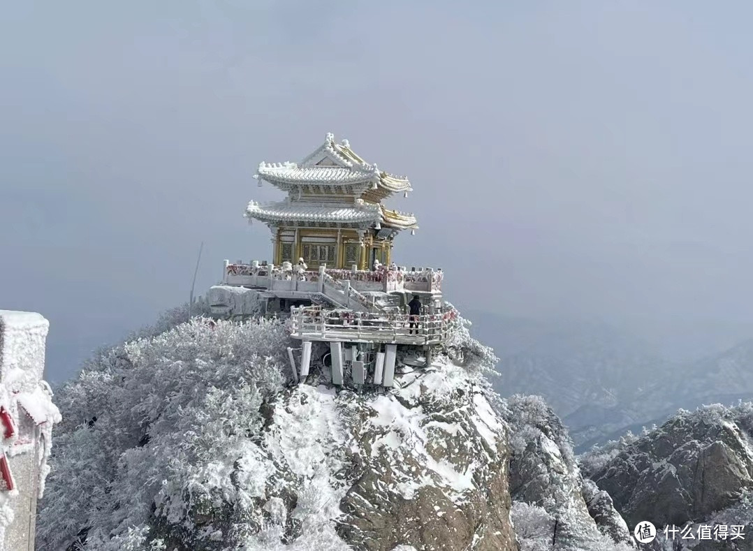 纤云遮天千百里，雾起霞尉锁山巅