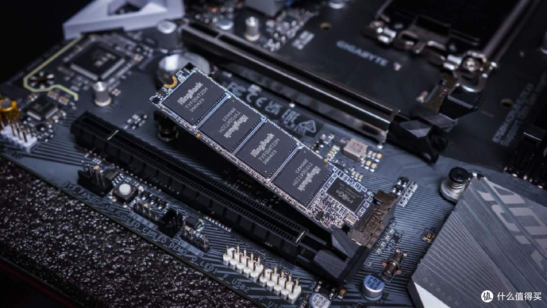 主插槽继续使用了原来的铠侠se10 1tb,购买的时候存储价格还是挺高的