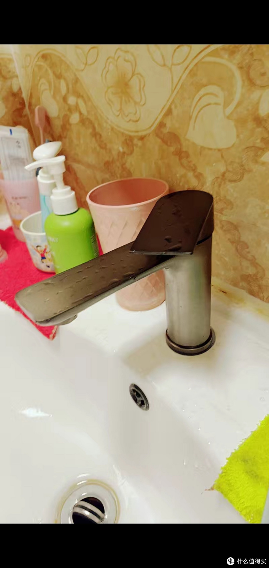 浴室冷热水龙头:左右调节出水顺畅,可调水温,不锈钢材质,陶瓷片阀芯