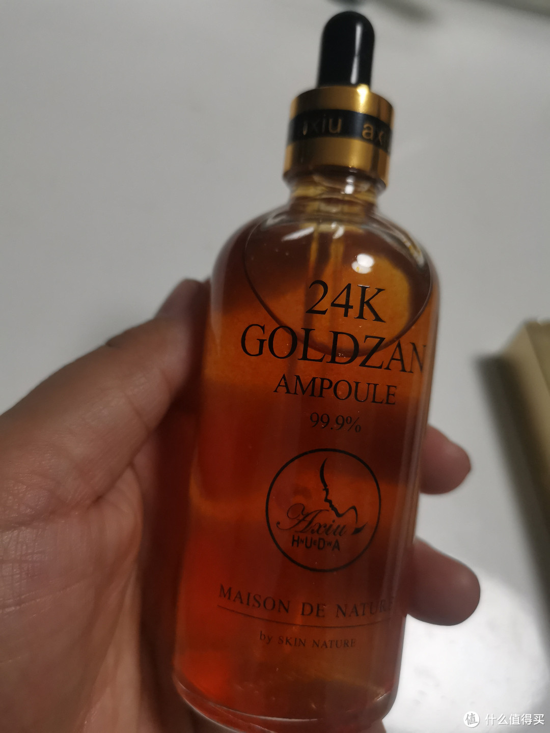 24K 黄金精华液：让肌肤尽享奢华滋养