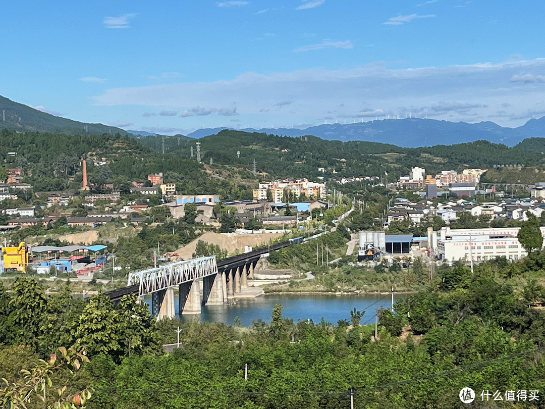 进入广元市境内了，远处的山上是风车吗？