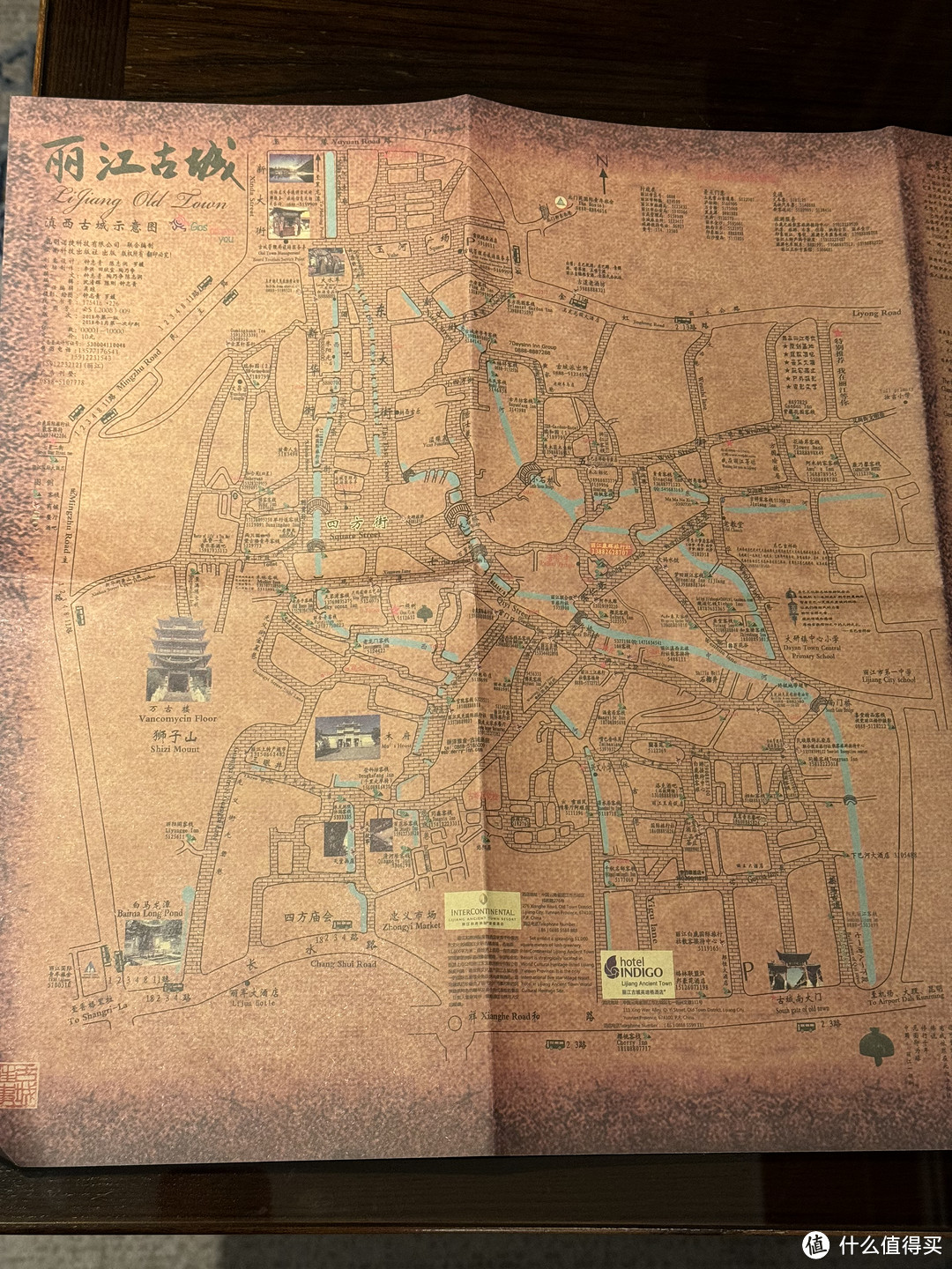 桌子上，有个类似羊皮纸的古城地图
