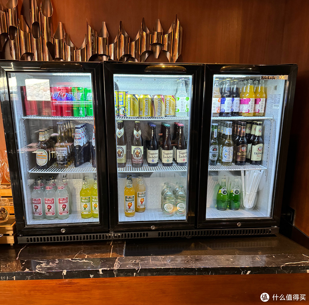 酒廊的冰柜有14种啤酒，震惊.jpg