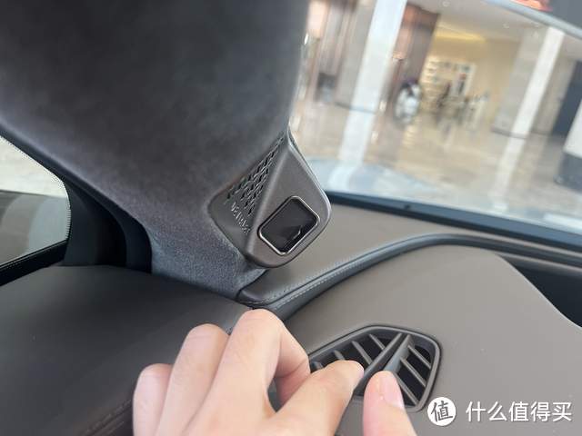 比亚迪是国内最早使用车内摄像头盖板的企业，为信息安全防护加持