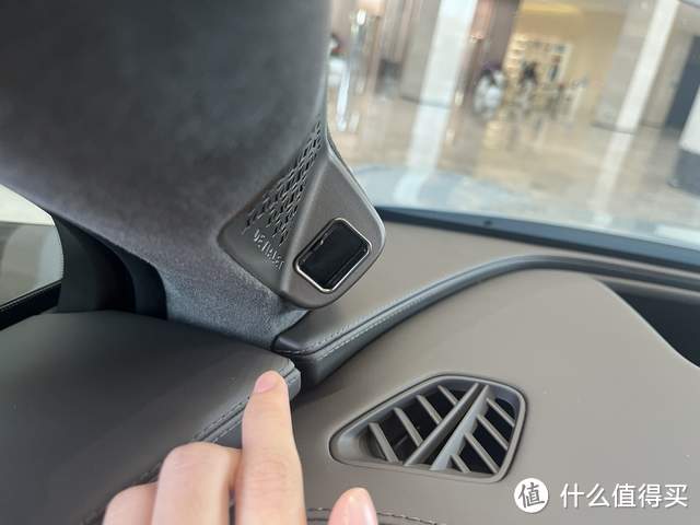 比亚迪是国内最早使用车内摄像头盖板的企业，为信息安全防护加持
