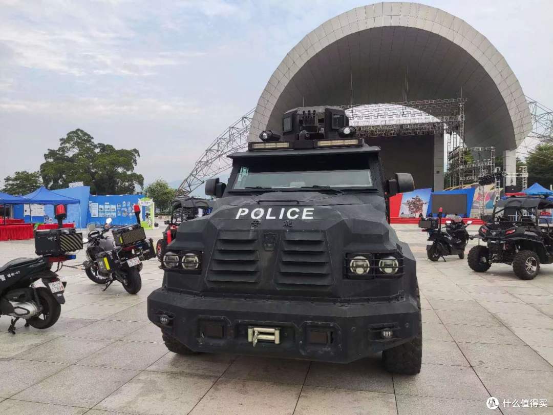 安龙重型反恐车