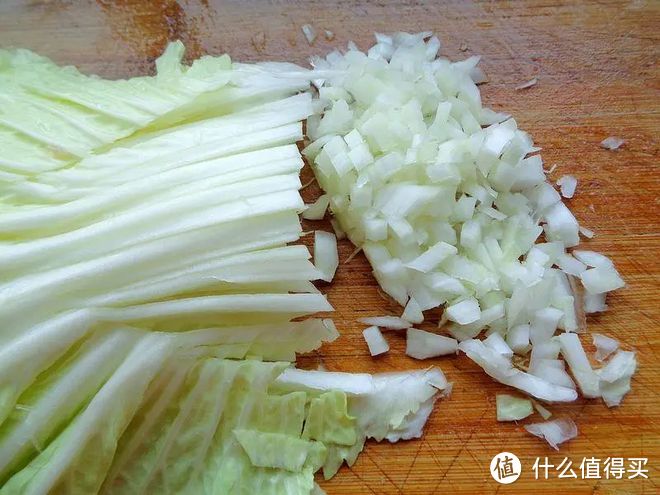白菜猪肉饺子馅的做法,小窍门,白菜不出水,饺子汁多鲜美!