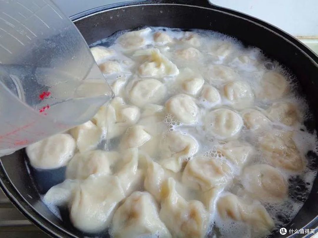 白菜猪肉饺子馅的做法,小窍门,白菜不出水,饺子汁多鲜美!