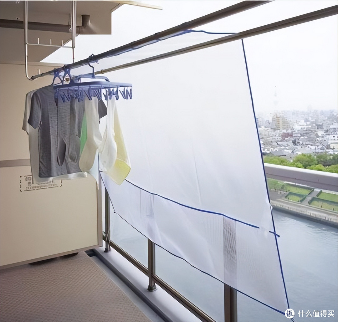 日本人晾衣服，总是挂上一张“薄膜”，知道这几点用处后，佩服！