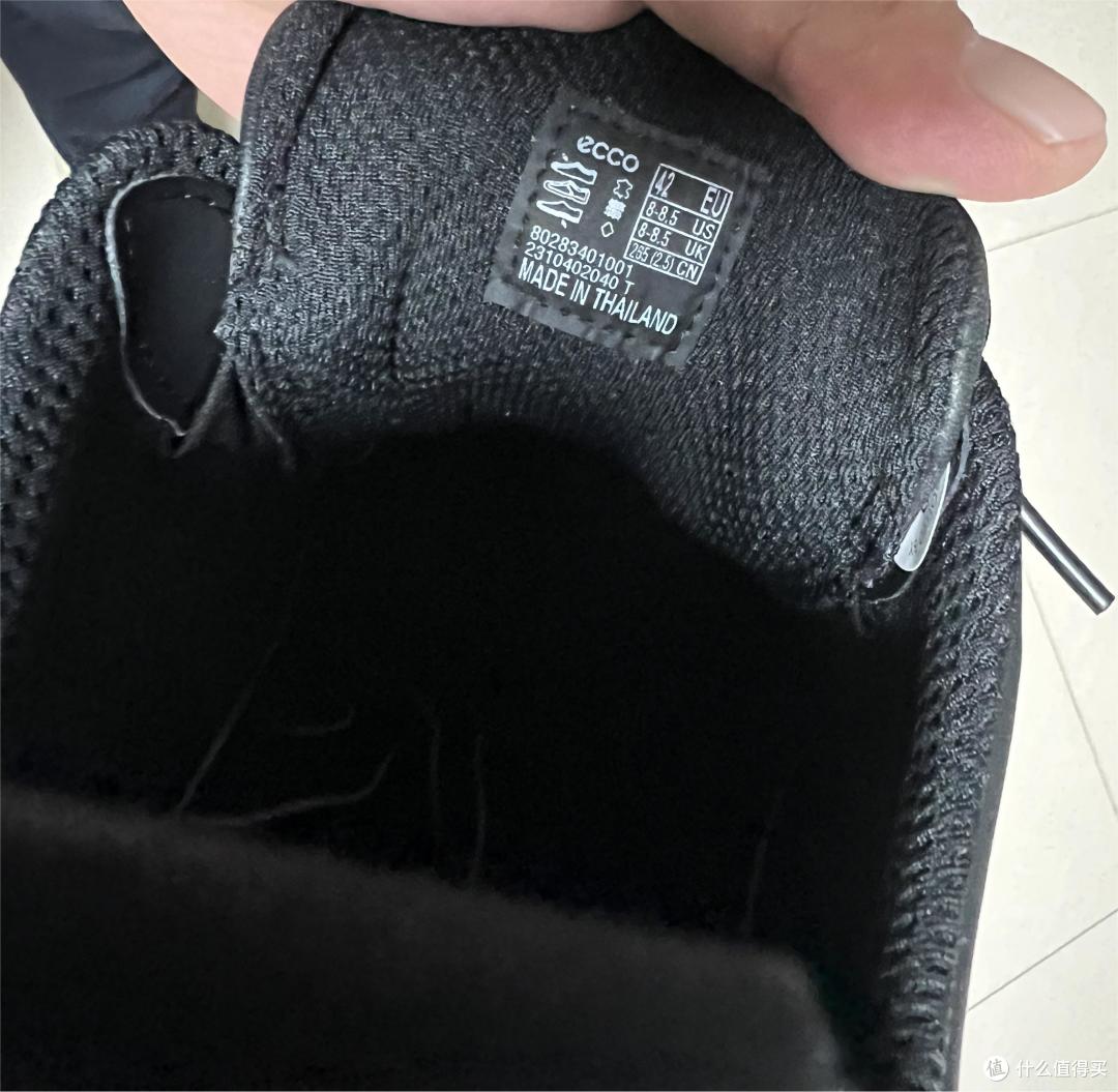 700来块的ECCO防水跑鞋,个性的造型