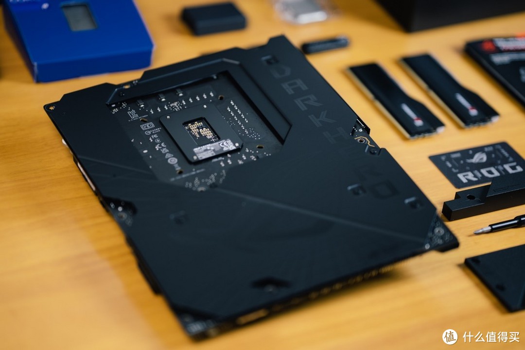 ROG MAXIMUS Z790 DARK HERO抢先看:5个M.2,标配Wi-Fi 7,PCIe 5.0拉满
