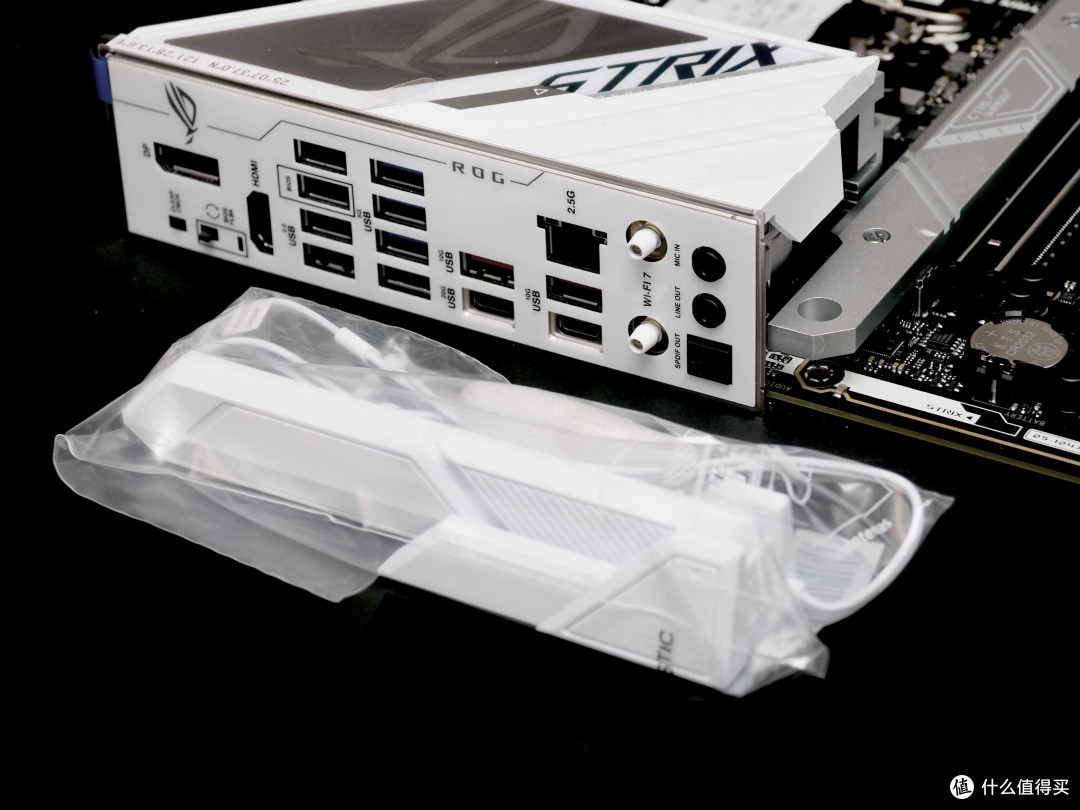 14代酷睿高端“颜值”主板，华硕ROG STRIX Z790-A GAMING WIFI S 新吹雪主板首发图赏