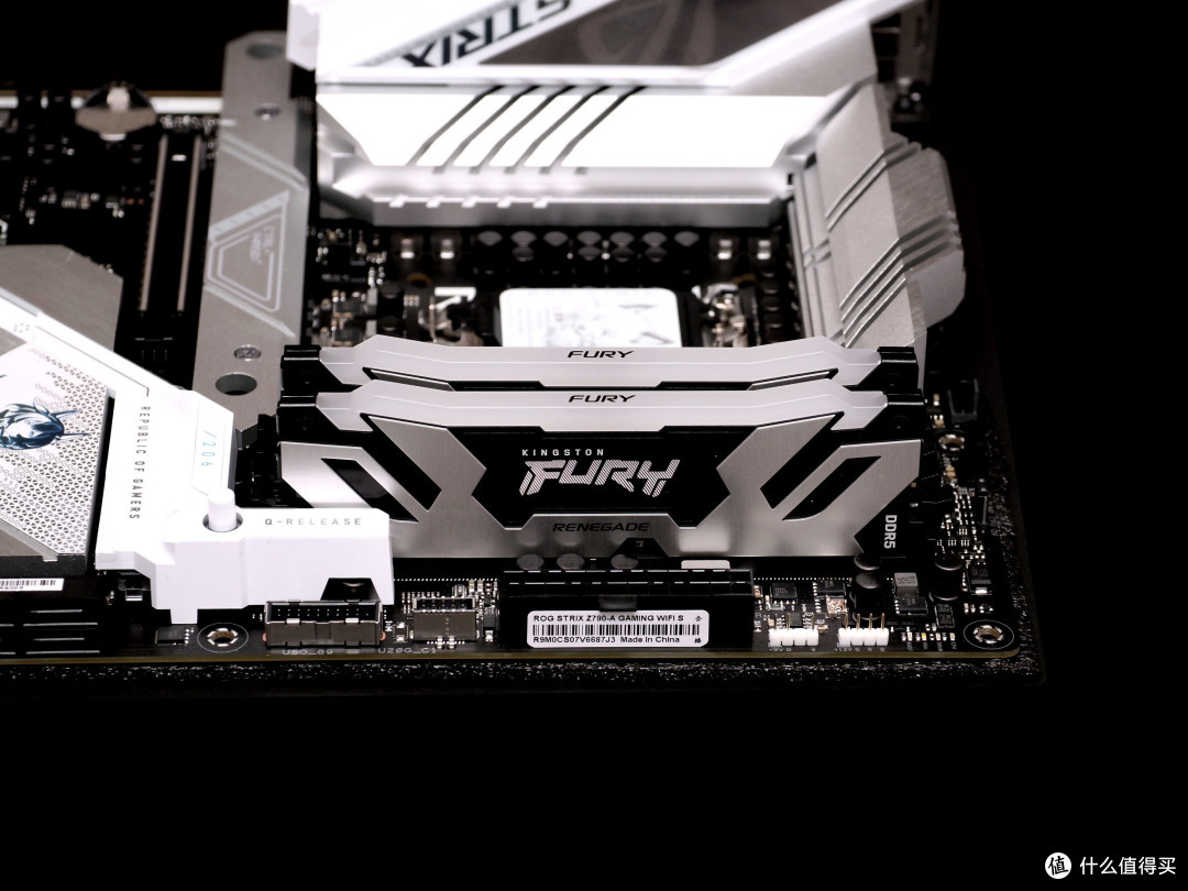 14代酷睿高端“颜值”主板，华硕ROG STRIX Z790-A GAMING WIFI S 新吹雪主板首发图赏