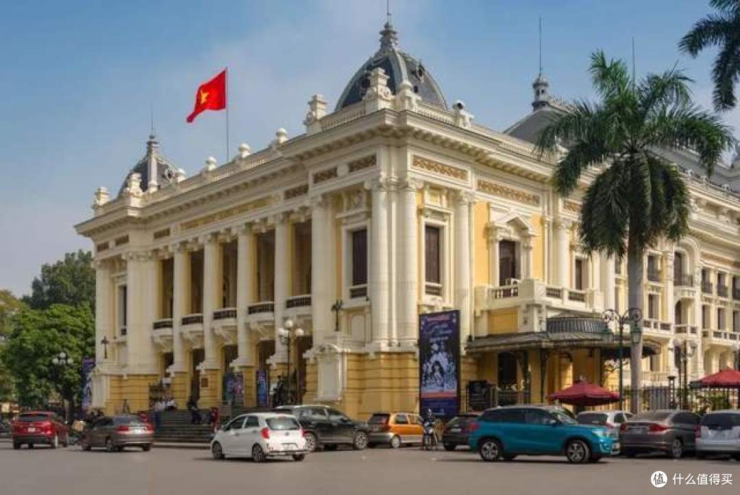 ▲ 1911年建成的河内歌剧院是越南首都的标志性建筑，整体仿造法国巴黎Opéra Garnier加尼叶歌剧院，是一座典型的法国殖民时期建筑@Wikipedia