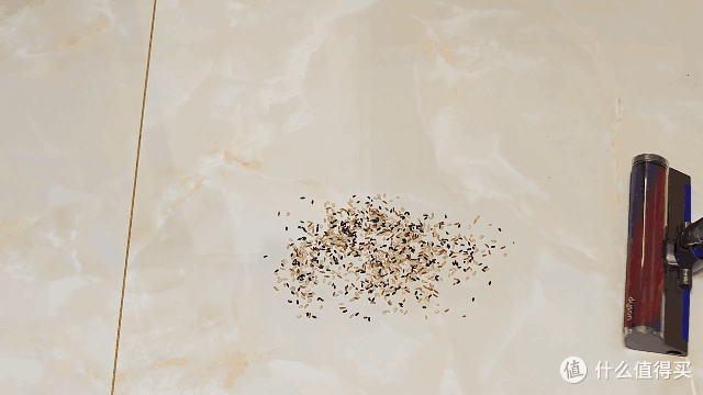 戴森V10 Digital Slim轻量无线吸尘器上手体验，极度轻量化的设计之下是强劲的性能释放