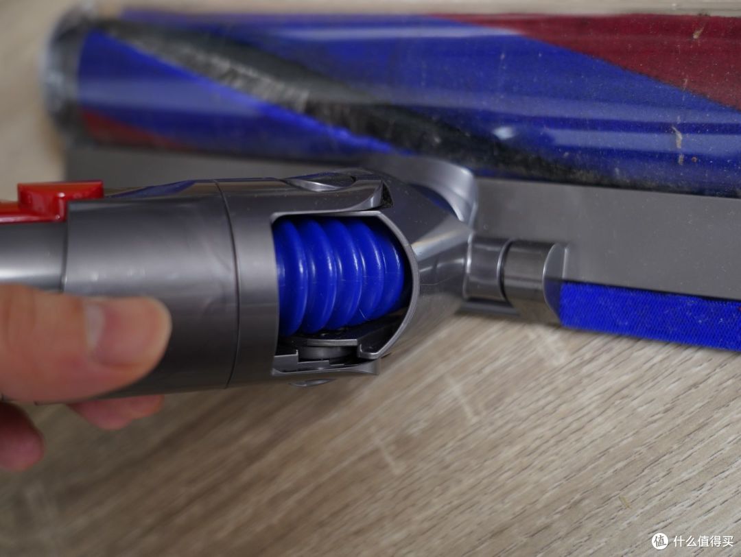 戴森V10 Digital Slim轻量无线吸尘器上手体验，极度轻量化的设计之下是强劲的性能释放