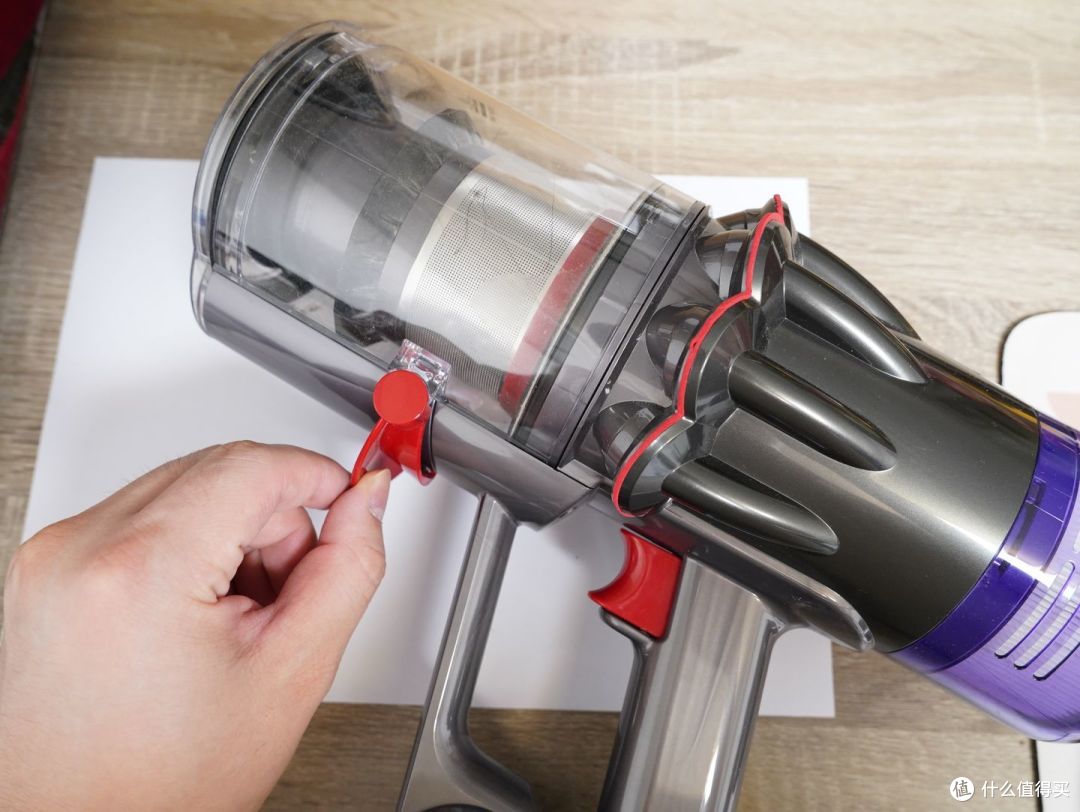 戴森V10 Digital Slim轻量无线吸尘器上手体验，极度轻量化的设计之下是强劲的性能释放