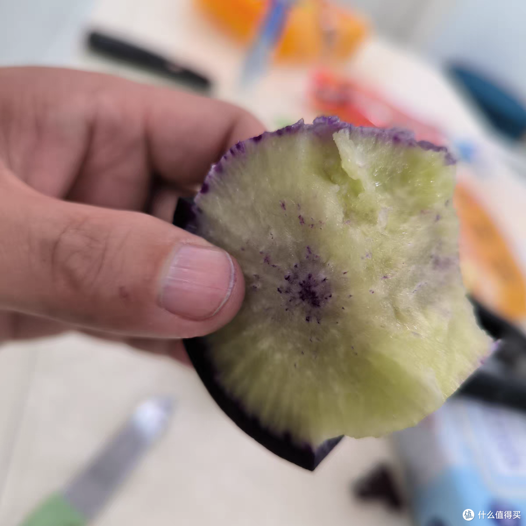 制作过程中,青萝卜被切成适当的大小,然后进行冷冻处理。