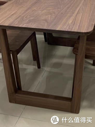 胡桃木餐桌椅