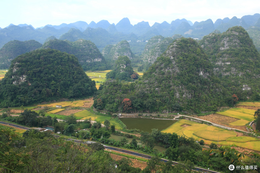 众星捧月景点--一众峰林围着一个小山峰。