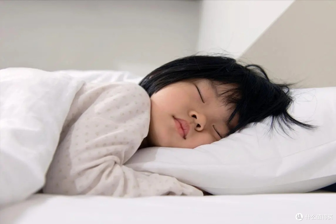 为什么孩子总爱蹬被子和满床滚?看完科学解释,我终于释然了