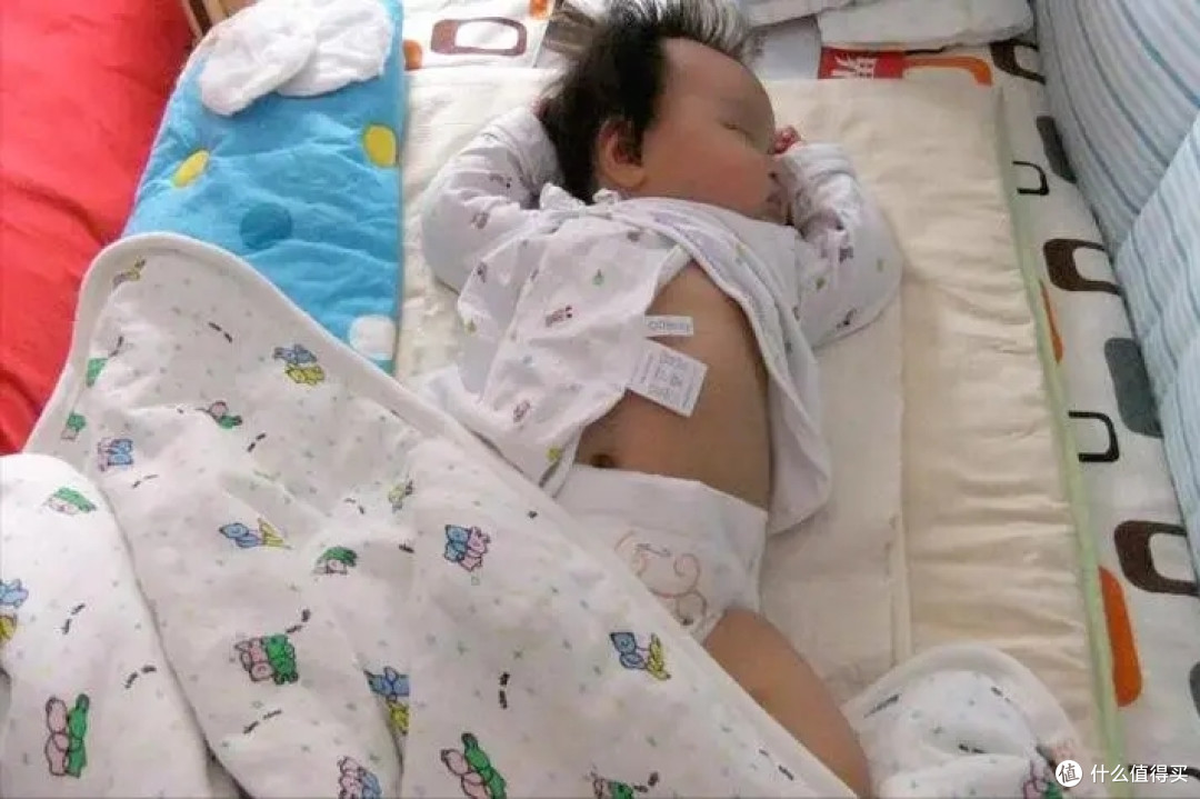 为什么孩子总爱蹬被子和满床滚?看完科学解释,我终于释然了