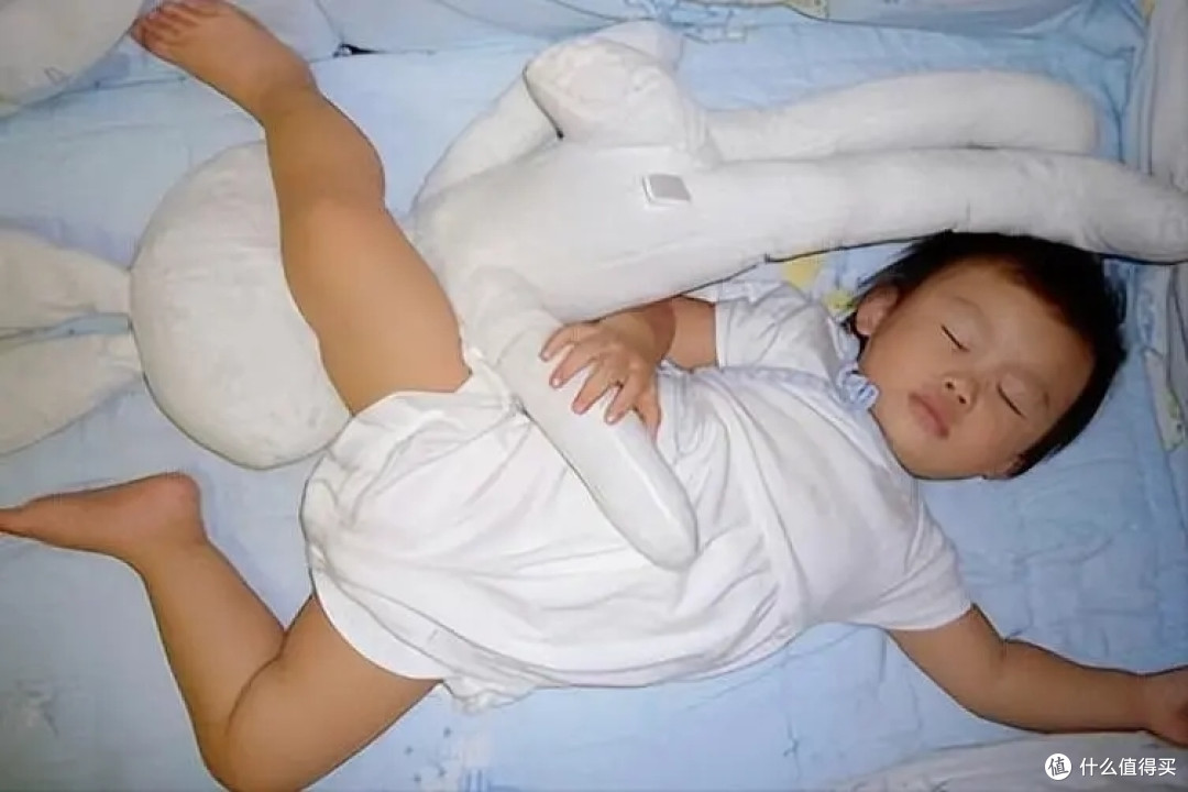 为什么孩子总爱蹬被子和满床滚?看完科学解释,我终于释然了