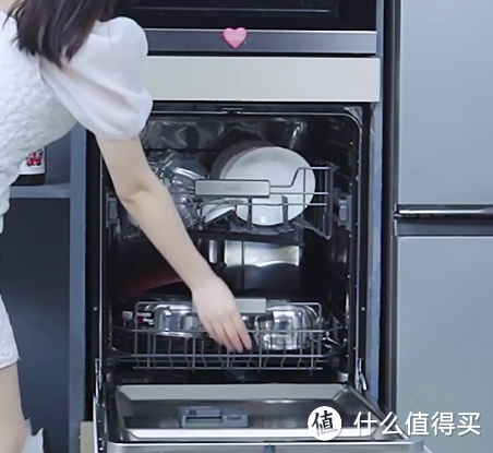 厨房家装必备：海尔智慧洗碗机，让你轻松享受洁净生活!