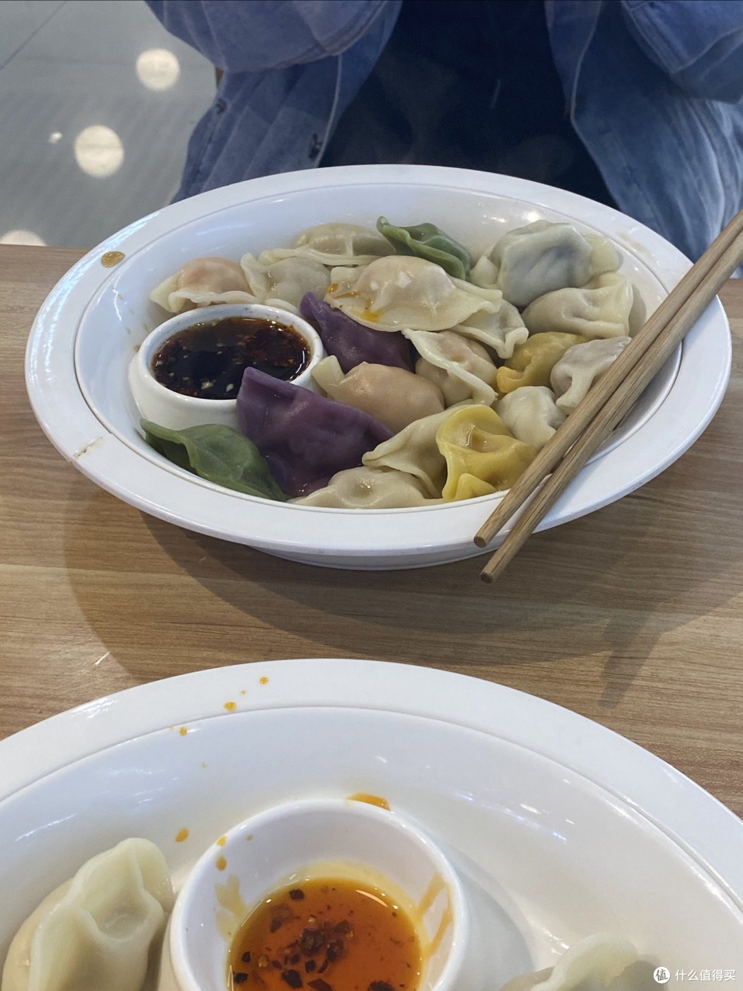 五颜六色的水饺，你喜欢吗？"  (疑问句，口语风格)