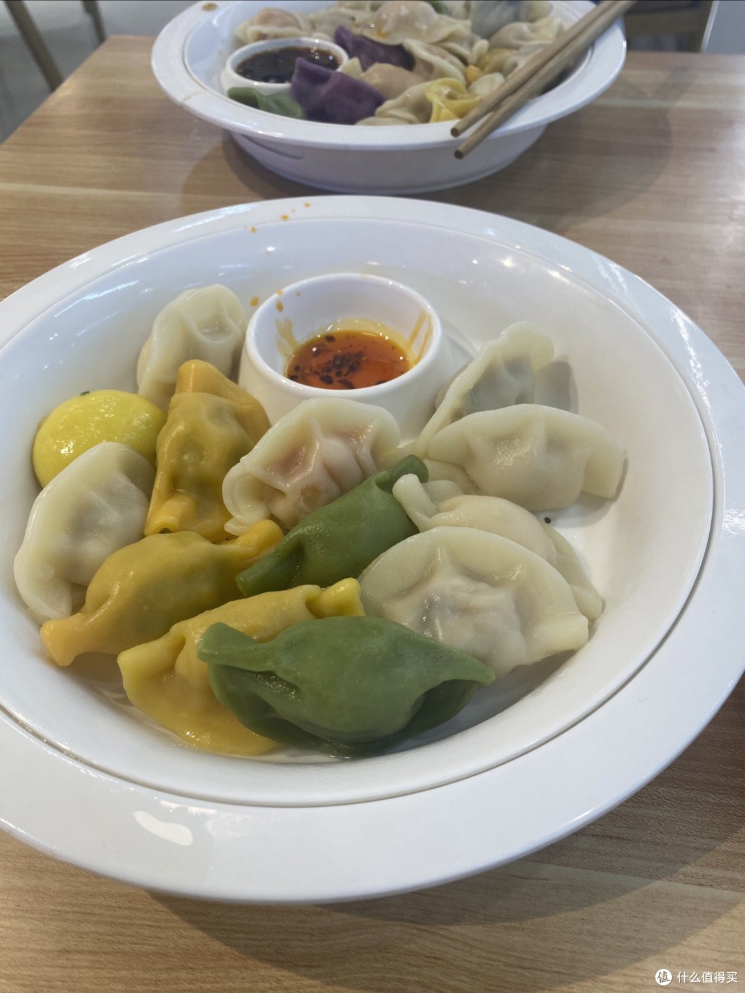 五颜六色的水饺，你喜欢吗？"  (疑问句，口语风格)