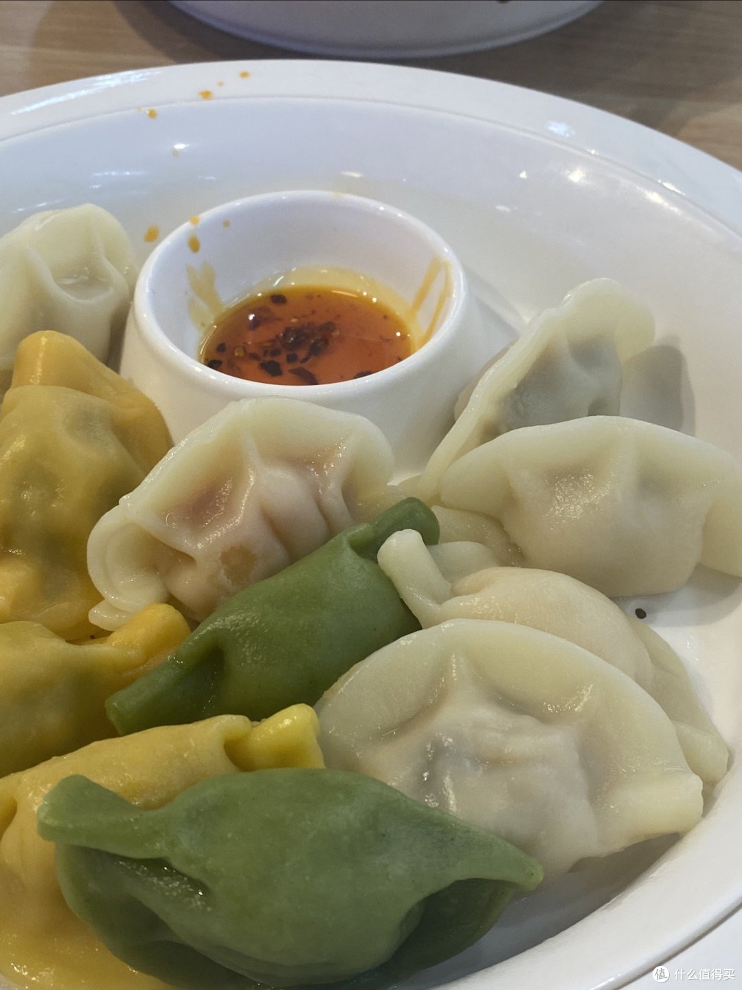 五颜六色的水饺，你喜欢吗？"  (疑问句，口语风格)