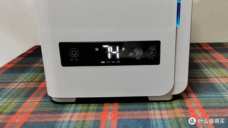 用遥控器设定好湿度档位之后，屏幕上显示的就是空间内的实时湿度啦