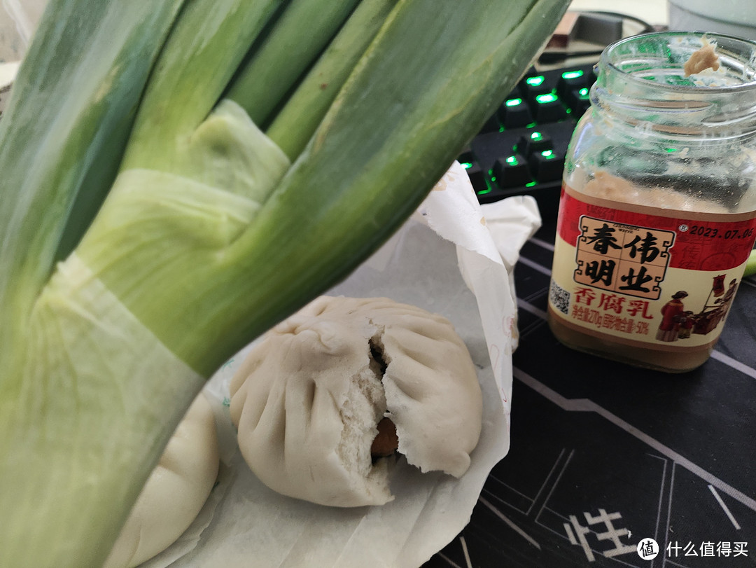 【爆款】豆腐乳配大葱，再来几个素菜包！一口下去，味蕾爆炸！