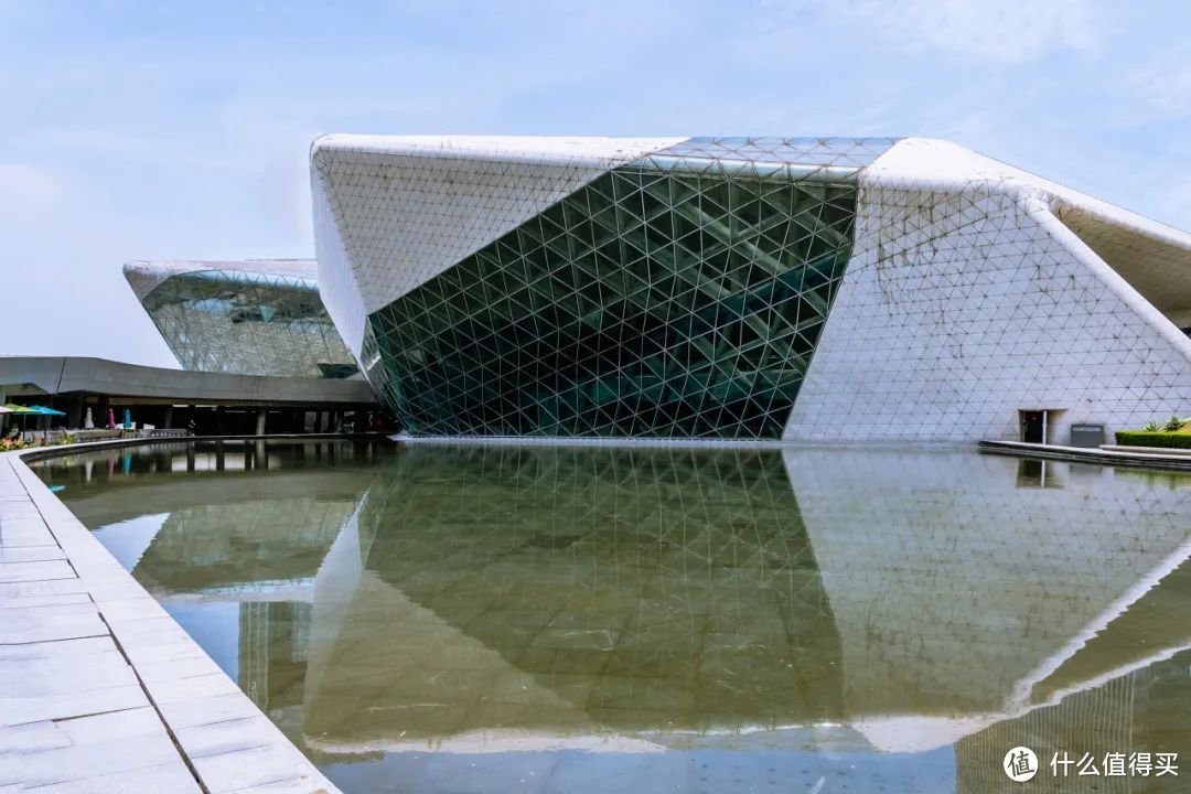 广州大剧院，由建筑大师扎哈·哈迪德设计